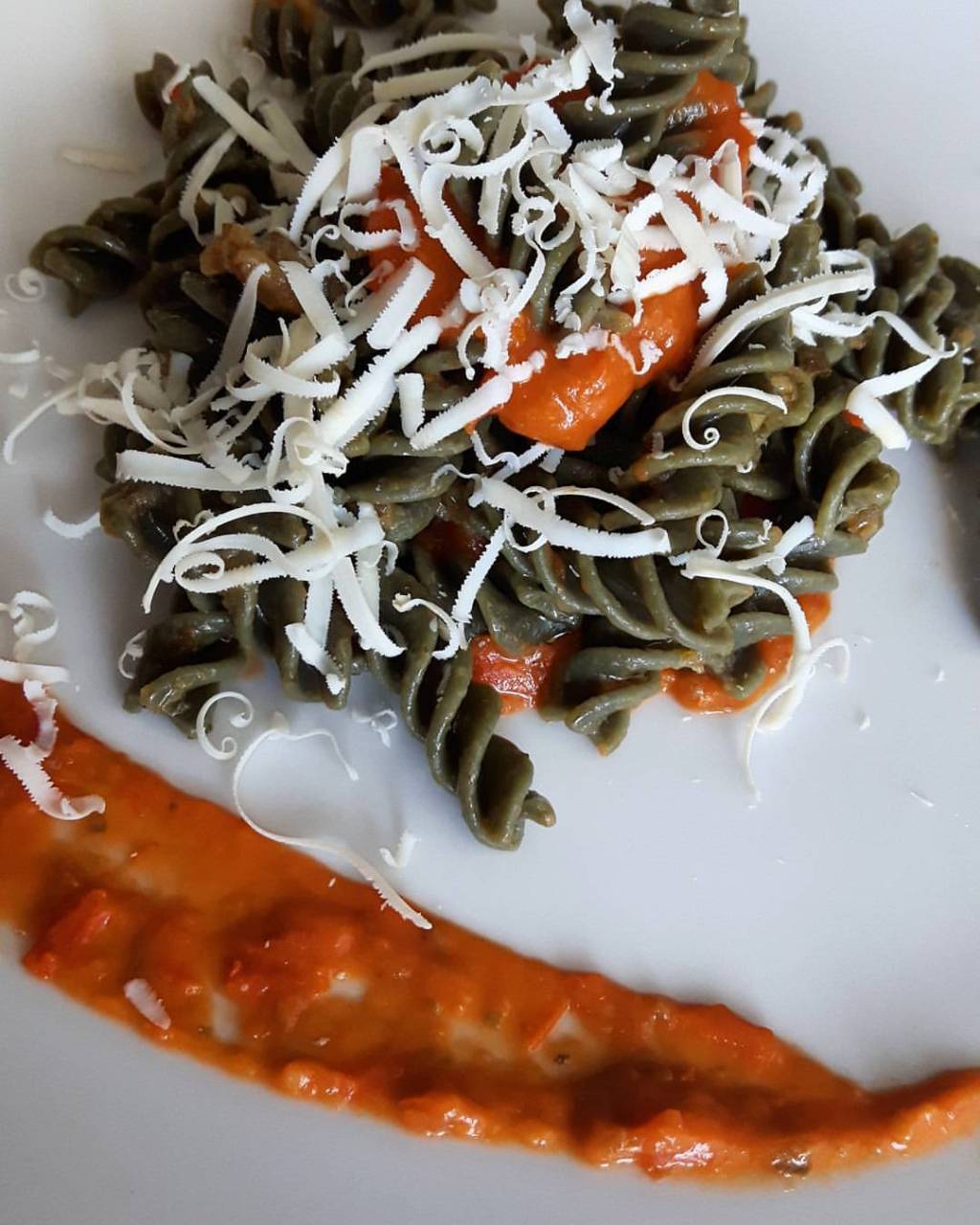 Pasta all’alga spirulina pomodoro fresco e secco, melanzane, burrata e…
