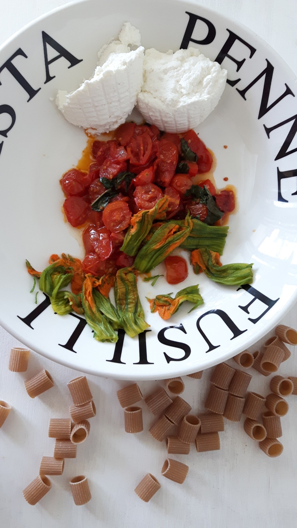Pasta ricotta, pomodorini, fiori di zucca al profumo di basilico